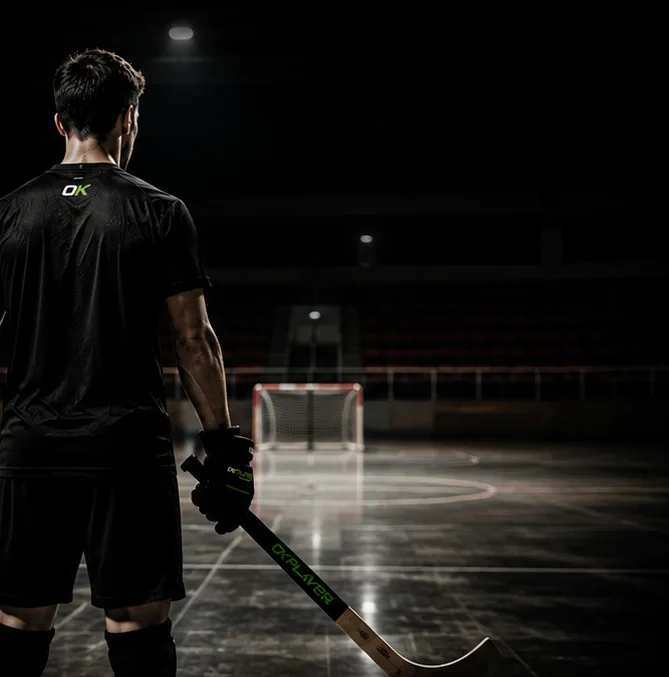 Jugador de hockey patines en la pista antes de un partido